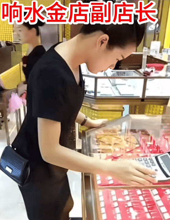 响水47秒辣眼睛视频曝光，女副店长曾用手遮挡镜头，大量工作照流出（组图） - 1