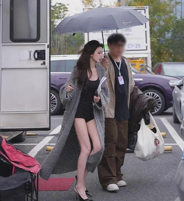 易梦玲新戏路透照曝光,这大长腿又白又直,难怪胡彦斌迷得团团转(组图) - 3