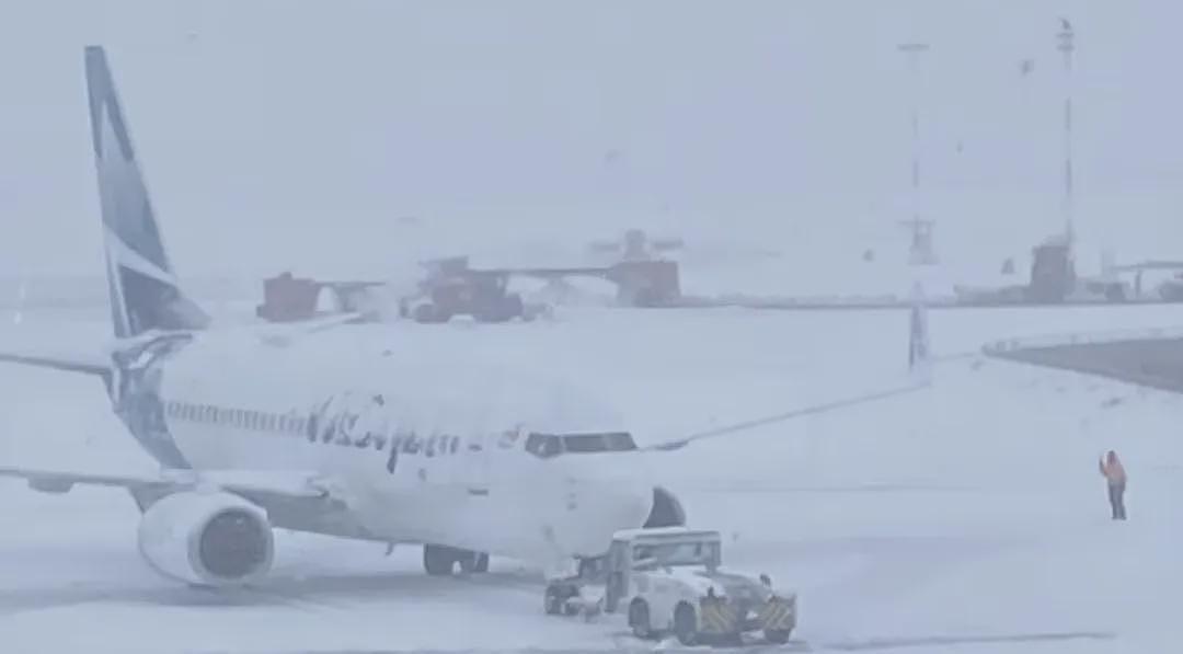 全国突袭!加拿大机场被暴雪“吞没”瘫痪,50公交抛锚、极地漩涡恐直逼-50℃,全境冰封(组图) - 1