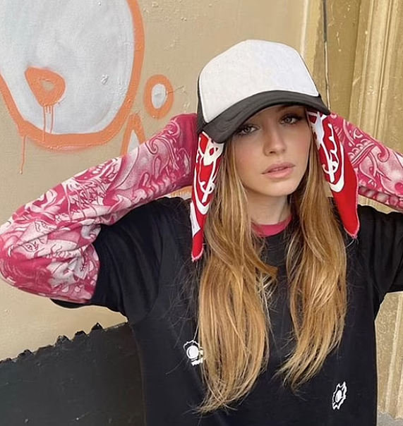 华人叛逆女孩成为英国贵族新门面！家族是英国金融缔造者，她却烟酒纹身样样来，还想回中国寻根（组图） - 7