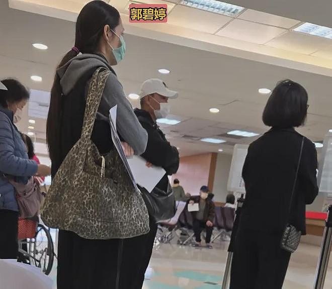 41岁郭碧婷近照曝光！独自带孩子出街面容憔悴，嫁入豪门照样受累（组图） - 5