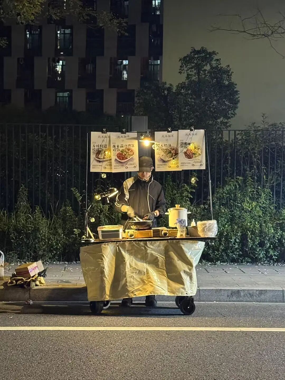加拿大留学7年，95后小伙回国开奔驰摆摊卖盒饭！“大家都只活一次，重要的就是体验生活”（组图） - 2