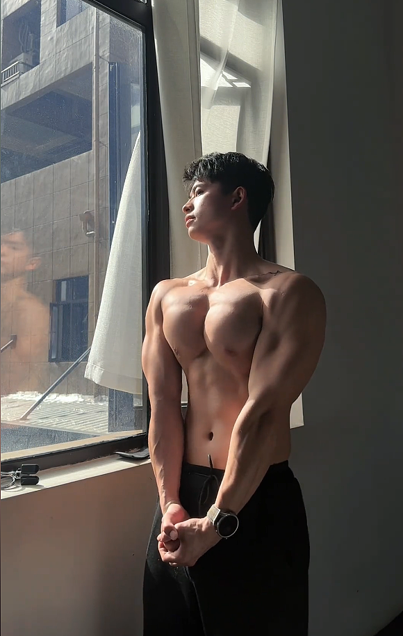 【帅哥】23岁温州健身教练，胸肌鲨鱼线，这巧克力腹肌让女生都喜欢（组图） - 8