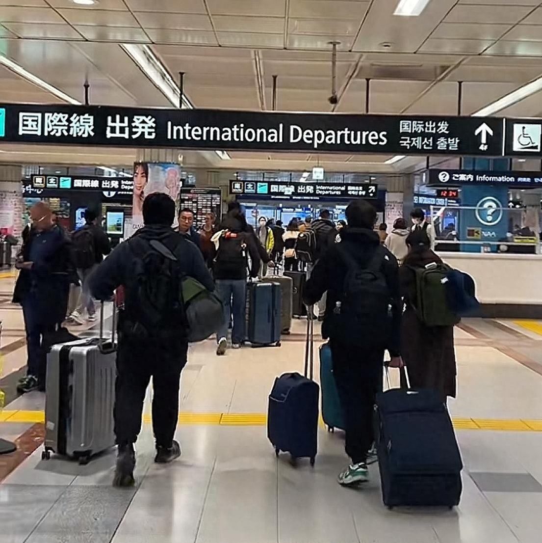 日本机场挤满了回国的人：有中国游客提前结束行程回国，整趟航班满座（图） - 1