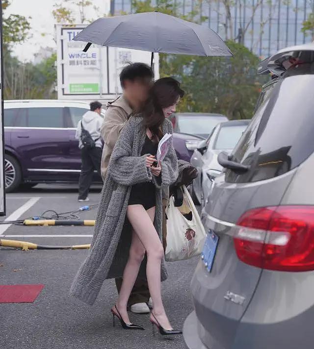 易梦玲新戏路透照曝光,这大长腿又白又直,难怪胡彦斌迷得团团转(组图) - 2