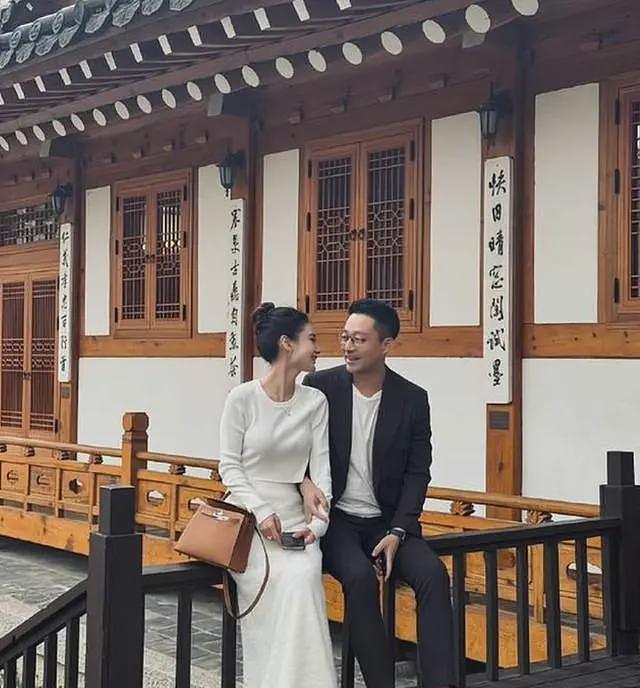 汪小菲马筱梅陪完大S儿女回京，女方挺孕肚步履蹒跚，回看二人恋爱时间线（组图） - 4