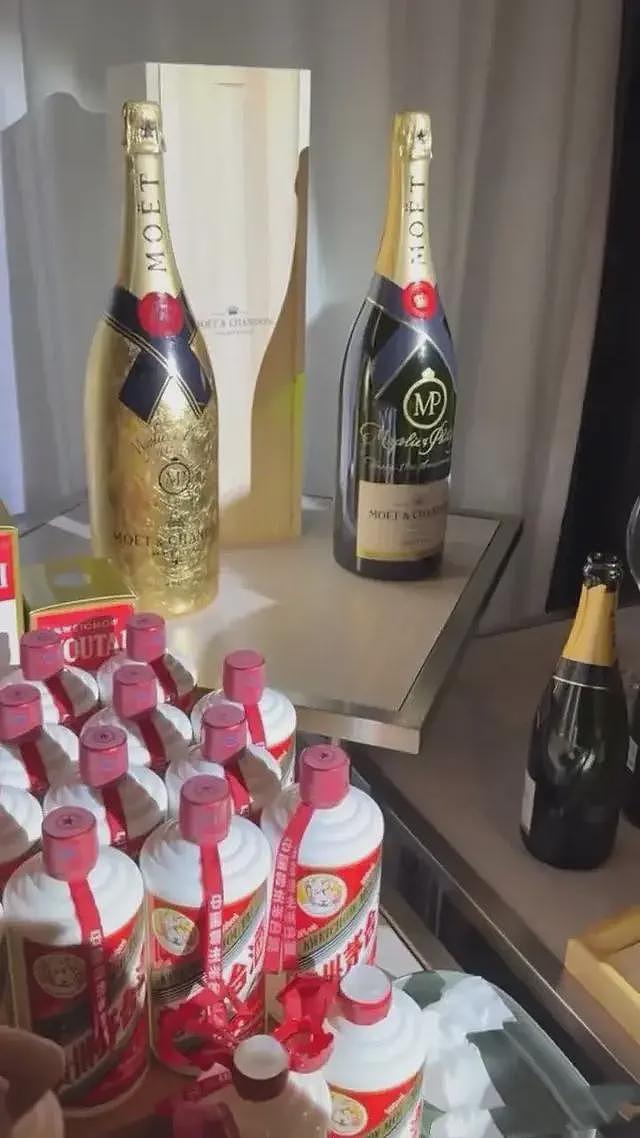 胡杏儿10周年婚宴,100瓶茅台香槟随便喝,只见庄思敏不见胡定欣(组图) - 11