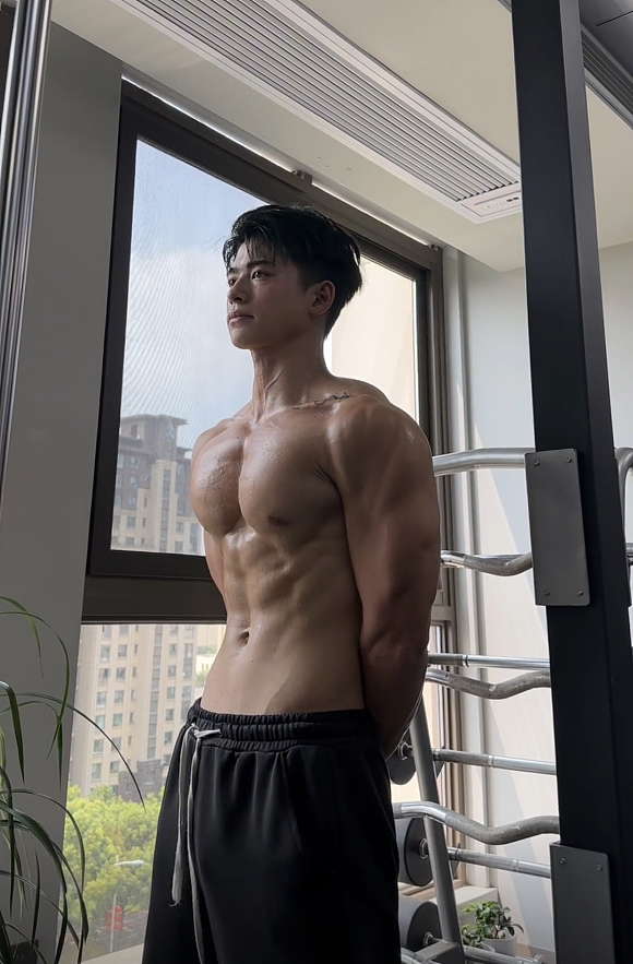 【帅哥】23岁温州健身教练，胸肌鲨鱼线，这巧克力腹肌让女生都喜欢（组图） - 20