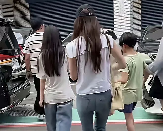 41岁郭碧婷近照曝光！独自带孩子出街面容憔悴，嫁入豪门照样受累（组图） - 12