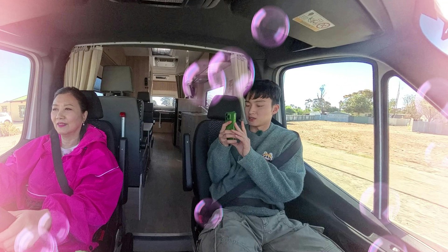 带阿姐看世界:汪明荃周嘉洛自驾游澳洲,阿姐揭罗家英开车坏习惯(组图) - 5
