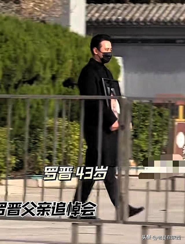 葬礼后带亲友吃饭被拍！唐嫣罗晋挽手同行，朴实爱情看哭无数网友（组图） - 3