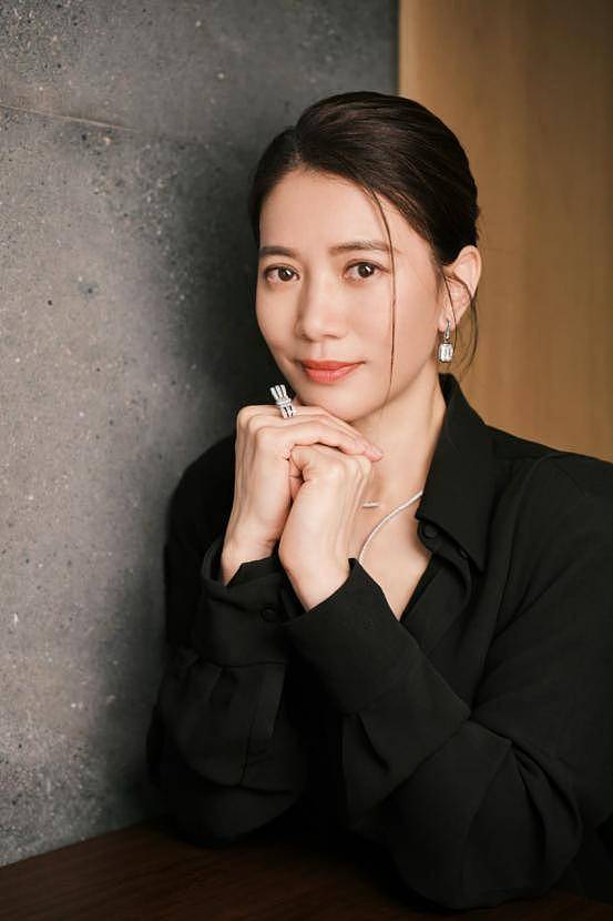 香港知名影后突然白发尽显，发际线崩了一块（组图） - 1