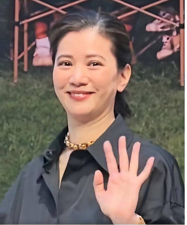 香港知名影后突然白发尽显，发际线崩了一块（组图） - 2
