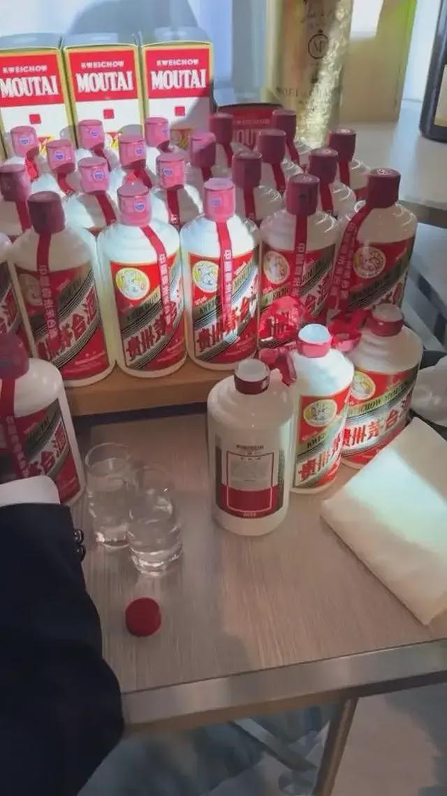 胡杏儿10周年婚宴,100瓶茅台香槟随便喝,只见庄思敏不见胡定欣(组图) - 9