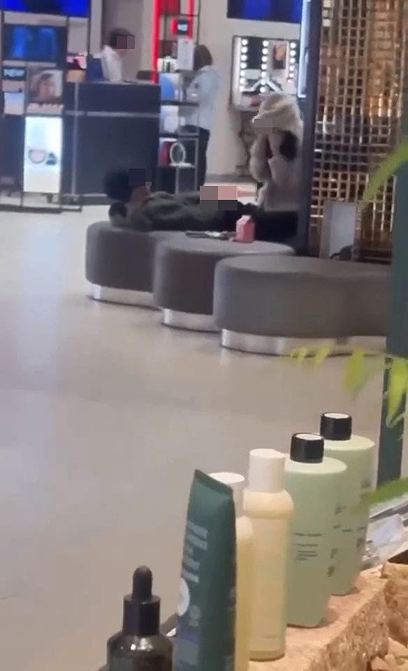 商场活春宫片疯传!年轻男女疑激情口交,售货员看呆(视频/组图) - 3