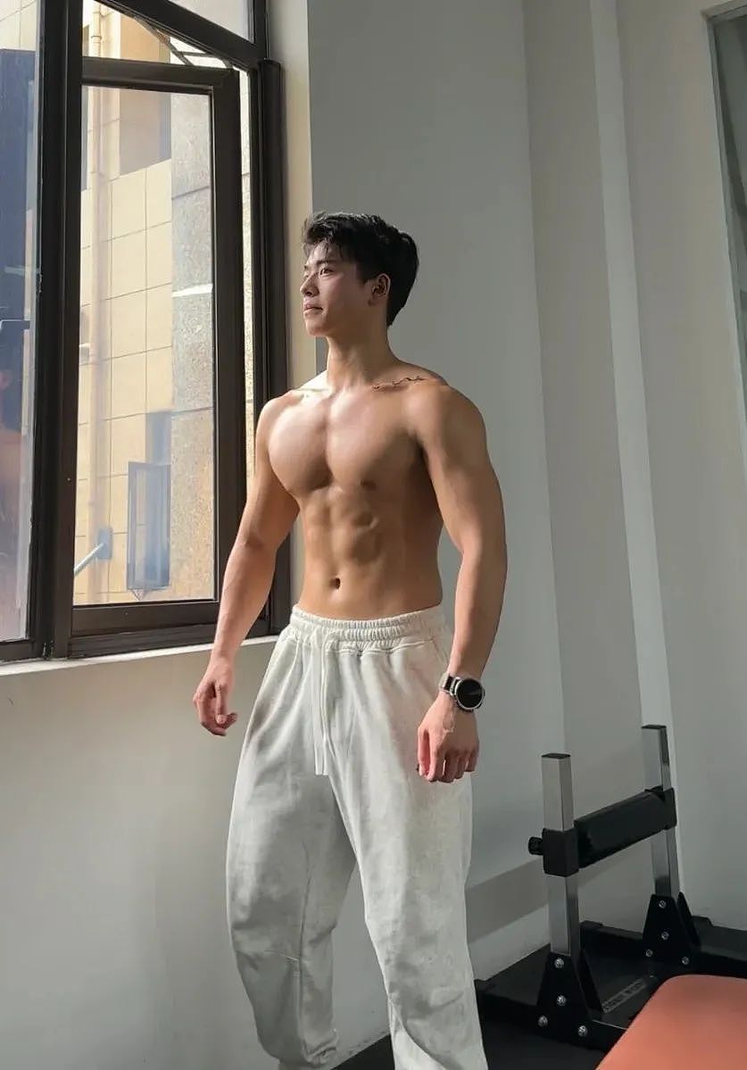 【帅哥】23岁温州健身教练，胸肌鲨鱼线，这巧克力腹肌让女生都喜欢（组图） - 1