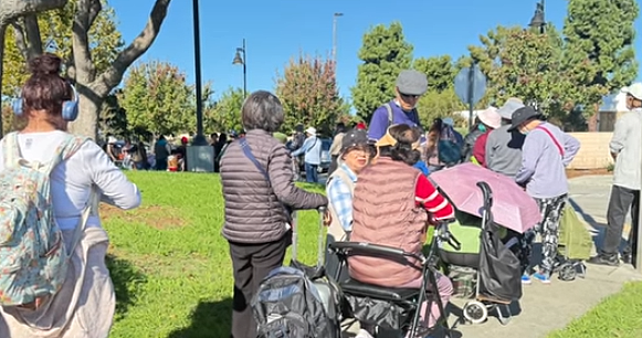 洛杉矶华人区清晨大排长龙,数百人排队领免费食物:有老人凌晨4点就出门(组图) - 6