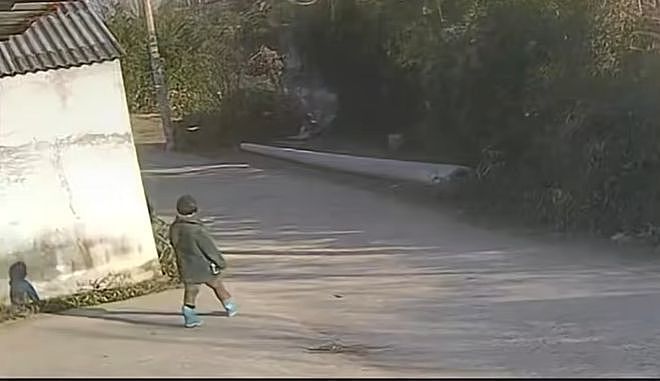 8岁失联女孩遇难，走失前被奶奶用绳子绑电动车上（组图） - 2