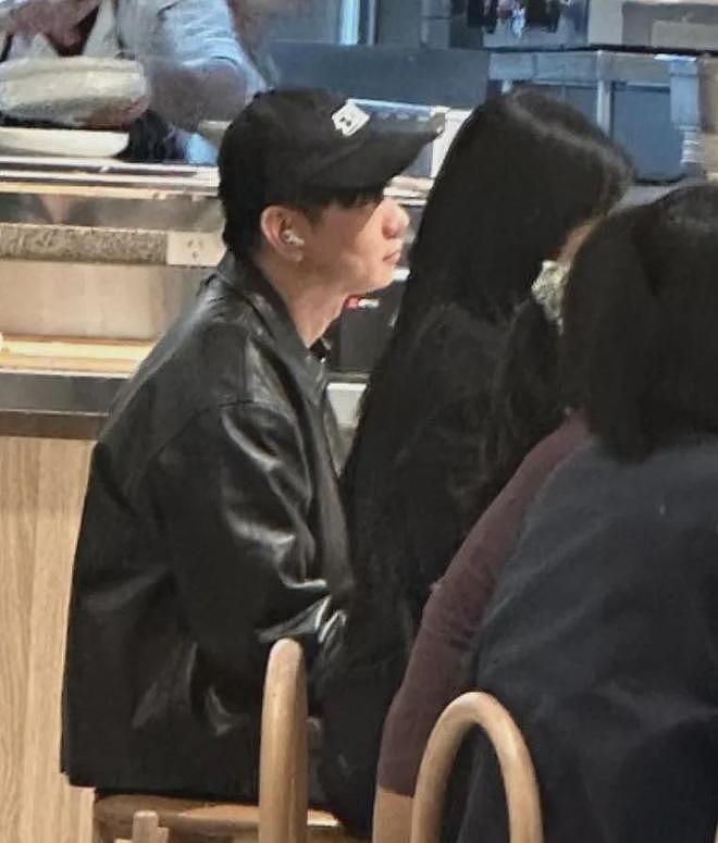 林俊杰跟七七又被偶遇了!贴心帮女友提包,曝女方父亲是经济犯(组图) - 9