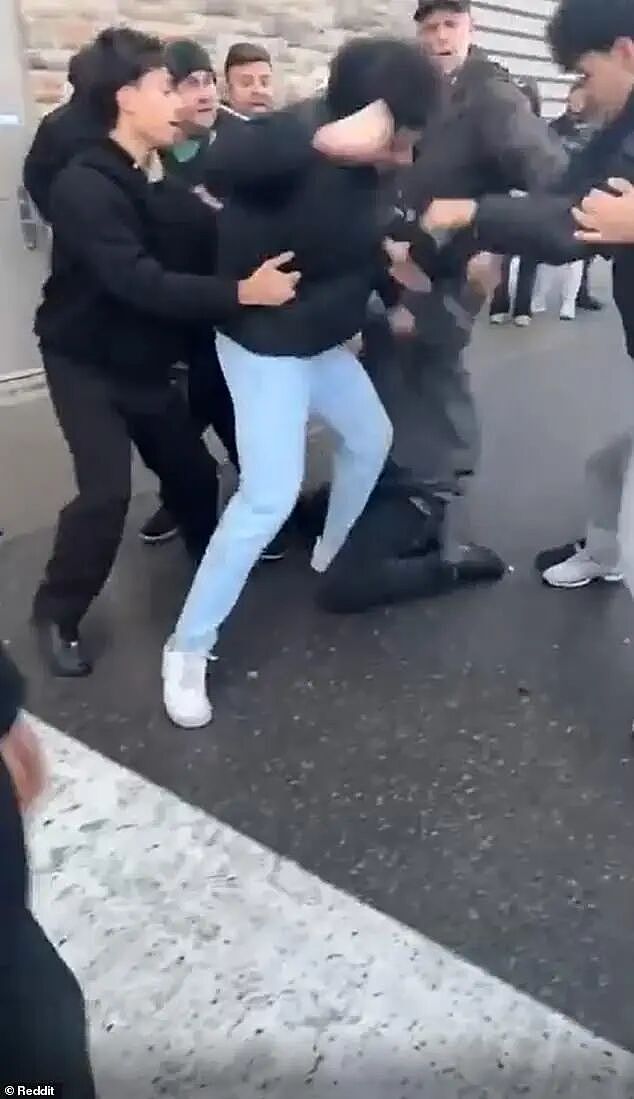 加拿大多家Costco爆发激烈群殴！男子跪着遭暴揍，只为抢它（视频/组图） - 1