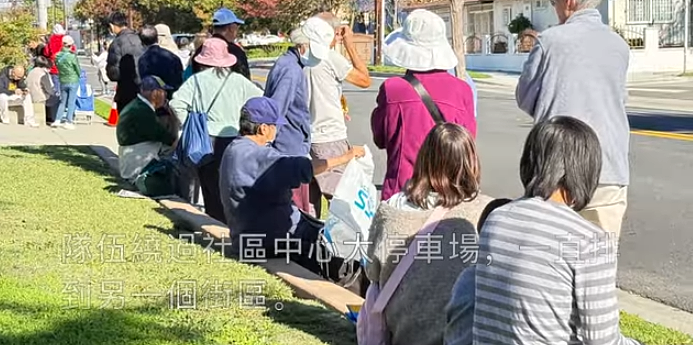 洛杉矶华人区清晨大排长龙,数百人排队领免费食物:有老人凌晨4点就出门(组图) - 3