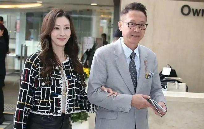 李嘉欣嫁豪门17年秀恩爱，老公熬成老头！每月200万“豪门低保”（组图） - 1