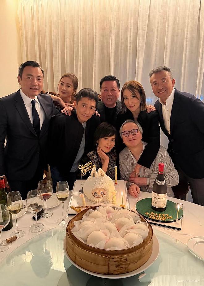 刘嘉玲庆60大寿，穿黑丝透视戴满身金饰，到场人不多、个个是名流（组图） - 2