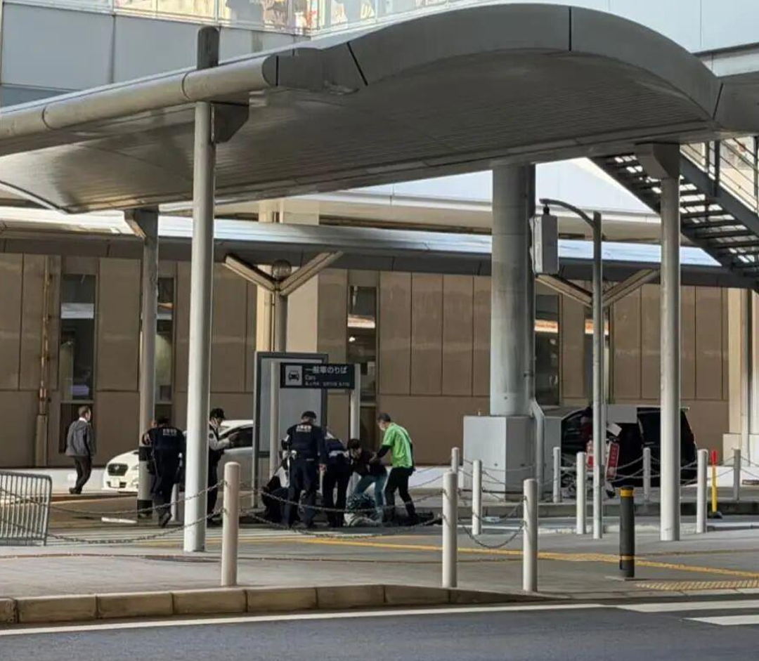 20多岁中国游客在日本机场坠亡！母亲目睹全程， 当场崩溃…（组图） - 7
