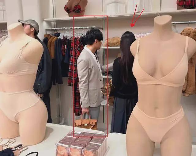 林俊杰女友疑似网红七七，被扒超爱发擦边照，长相萝莉身材超级辣（组图） - 9