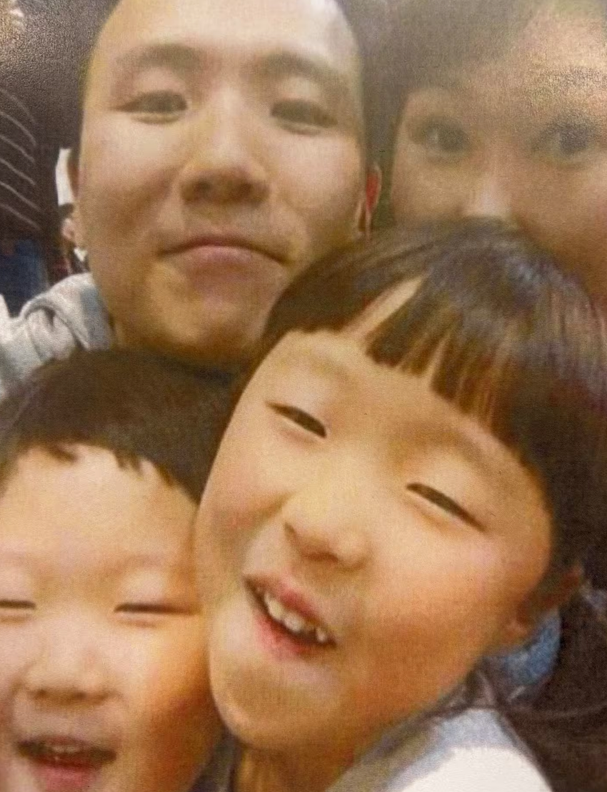 藏在行李箱里的真相：两亲生孩子惨死母手，改名买商务舱逃跑开启新生活；男子满身鲜血，房东雇“打手”驱赶租客酿血案（组图） - 1