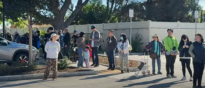 洛杉矶华人区清晨大排长龙,数百人排队领免费食物:有老人凌晨4点就出门(组图) - 2