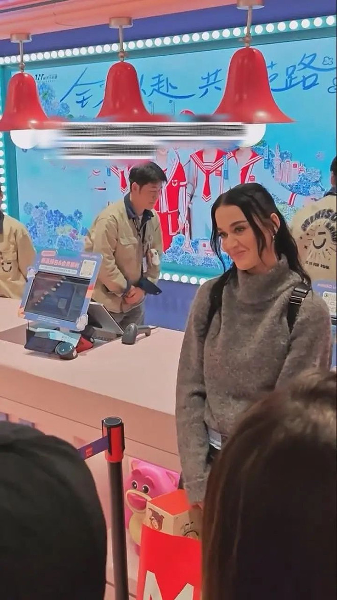 “水果姐”现身上海南京东路一杂货店,引歌迷合唱(图) - 1