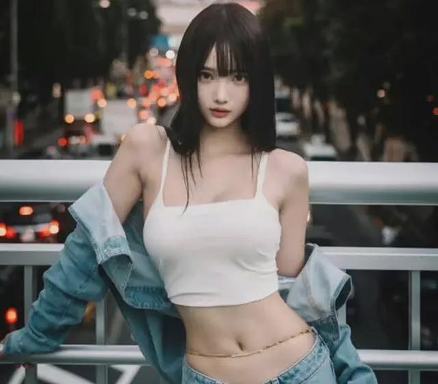 林俊杰女友疑似网红七七，被扒超爱发擦边照，长相萝莉身材超级辣（组图） - 13