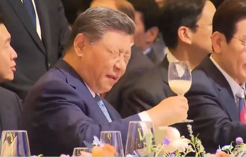 他晚宴小酌“皱眉”表情包+出圈! 韩网友揭“饮料”来历(图) - 1