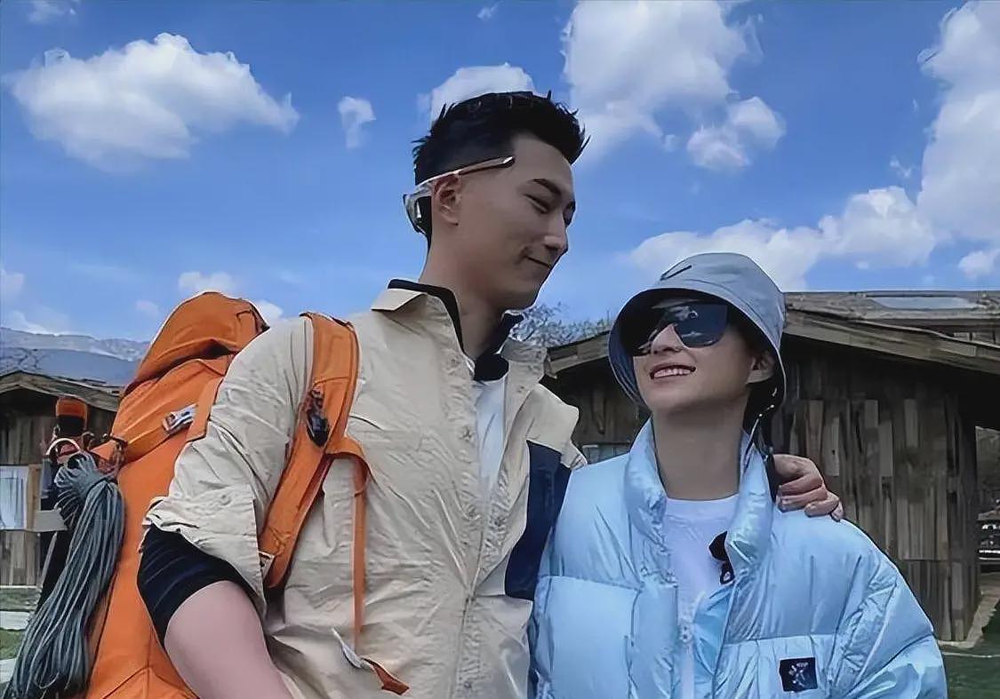 窦骁何超莲英国约会，女方边吃饭边化妆，男方变胖动作小心翼翼（组图） - 14