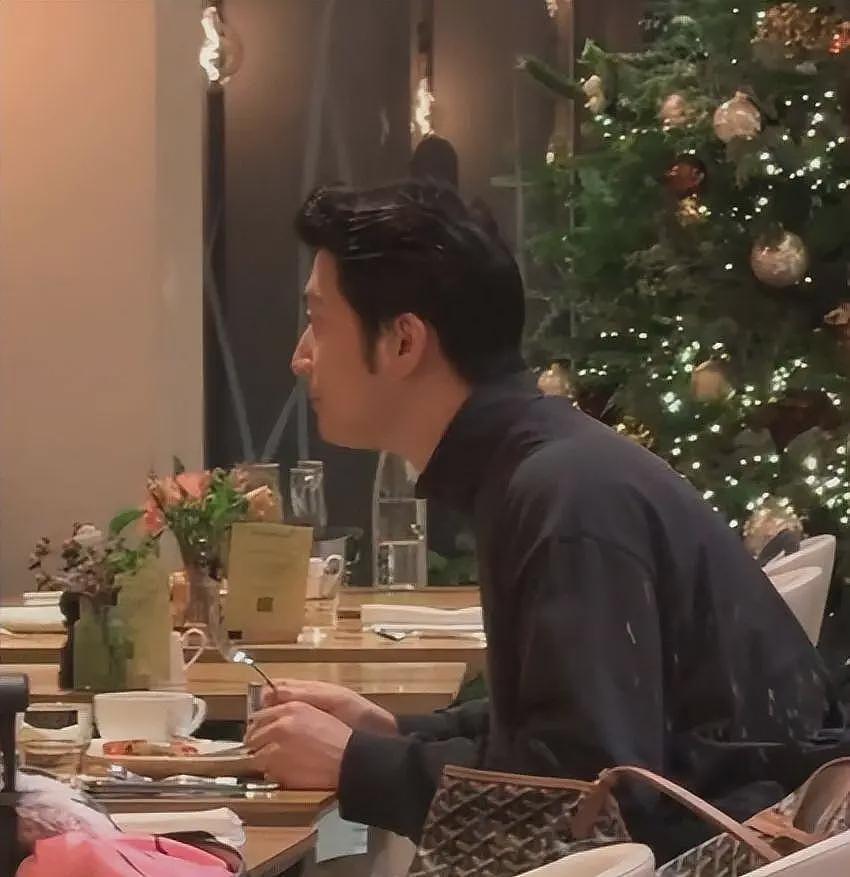 窦骁何超莲英国约会，女方边吃饭边化妆，男方变胖动作小心翼翼（组图） - 4