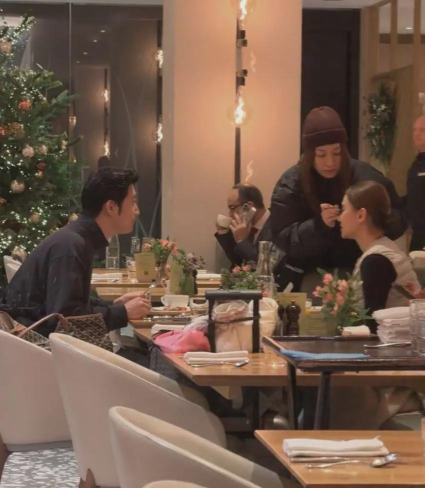 窦骁何超莲英国约会，女方边吃饭边化妆，男方变胖动作小心翼翼（组图） - 3