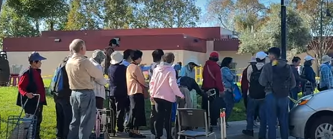 洛杉矶华人区清晨大排长龙,数百人排队领免费食物:有老人凌晨4点就出门(组图) - 1