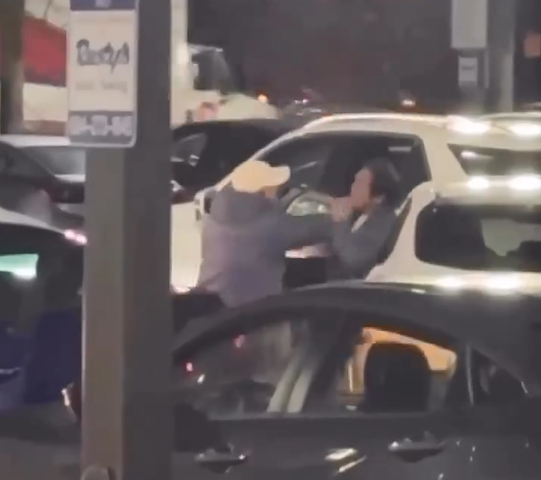加拿大多家Costco爆发激烈群殴！男子跪着遭暴揍，只为抢它（视频/组图） - 4
