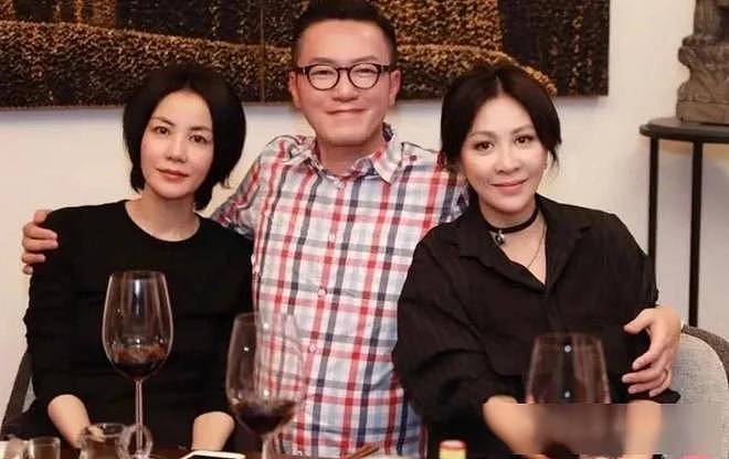 刘嘉玲庆60大寿，穿黑丝透视戴满身金饰，到场人不多、个个是名流（组图） - 1