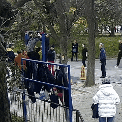 北京老人挑战‌极限，用绳子固定双手在单杠连续完成14个大回环，下一秒惨了（组图） - 2