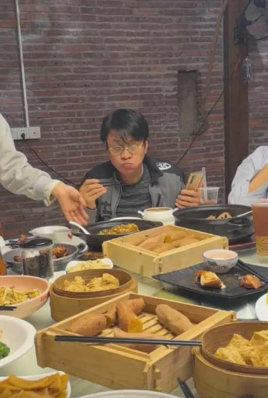 香港知名男星被指吃相难看，引发热议，网民：童年幻想破灭（组图） - 3