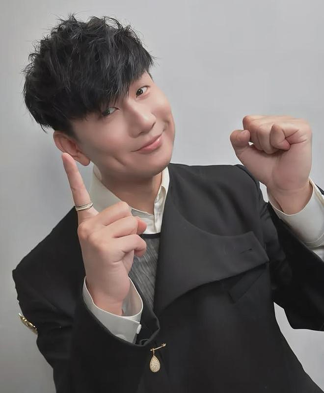 林俊杰跟七七又被偶遇了!贴心帮女友提包,曝女方父亲是经济犯(组图) - 1
