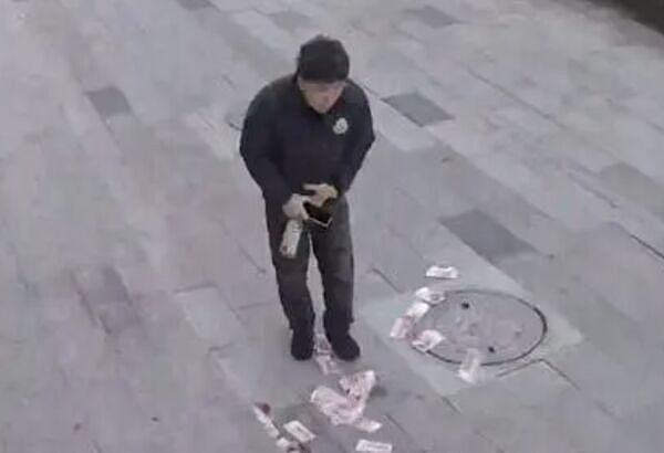 刚领5万元就被大风吹走，中国男子傻在原地“妻子狂追1公里”（视频/组图） - 1