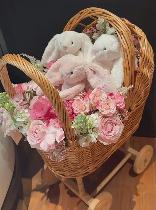 郭富城三胎女儿满月，一家五口在家庆祝，方媛出月子身材更丰腴了（组图） - 8