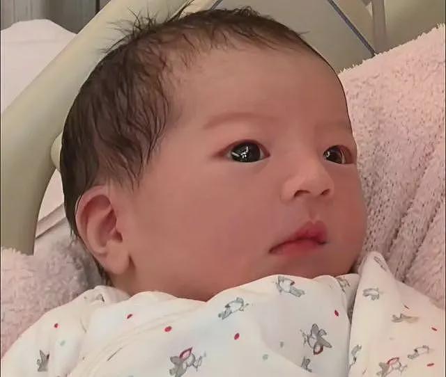 郭富城三胎女儿满月，一家五口在家庆祝，方媛出月子身材更丰腴了（组图） - 2