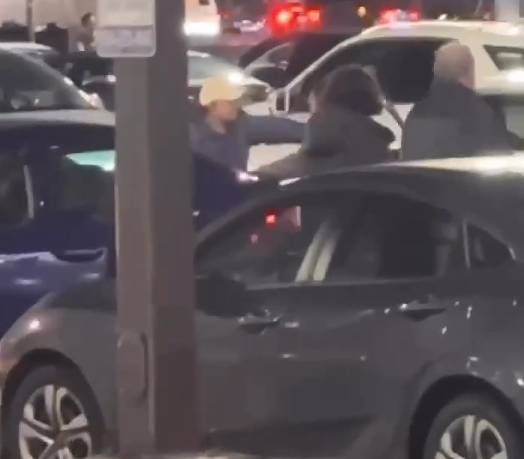 加拿大多家Costco爆发激烈群殴！男子跪着遭暴揍，只为抢它（视频/组图） - 5