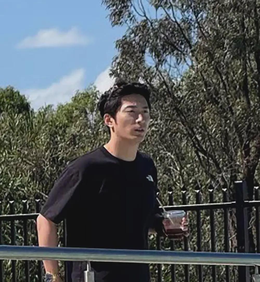 窦骁何超莲英国约会，女方边吃饭边化妆，男方变胖动作小心翼翼（组图） - 11