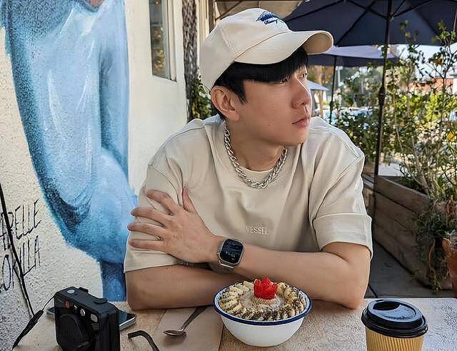 林俊杰女友疑似网红七七，被扒超爱发擦边照，长相萝莉身材超级辣（组图） - 1