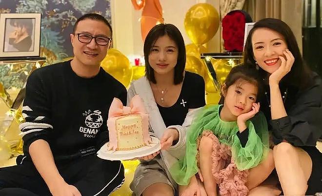 汪峰大女儿疑似恋爱,晒与男生搂腰合照,离开章子怡后变化好大(组图) - 4